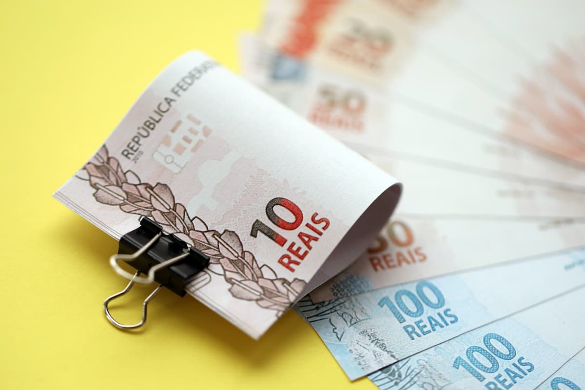 close-up-of-brazilian-reais-money-bills