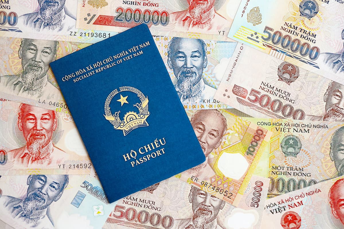 vietnamese-dong-currency-money-bills-and-passport